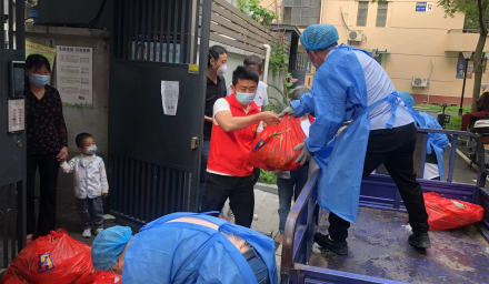 當“志愿紅”遇到“蔬菜綠” ——杭州種業集團志愿者助力2000余戶居民生活物資發放